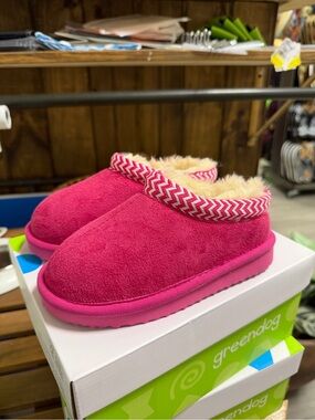 Girls Greendog Kids Plush Slip-On Slippers in Bright Pink with Chevron Trim NWT